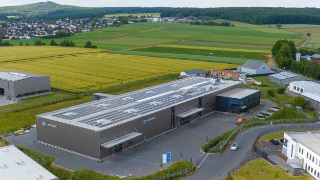 Das neue Stammwerk von LK Mechanik in Hüttenberg-Rechtenbach: Um wegweisende Prozessoptimierungen umzusetzen, weitere Effizienzpotenziale freizusetzen und die CO2-Bilanz zu verbessern, hat das Unternehmen ein umfangreiches Digitalisierungsvorhaben gestartet. (Bild: Trumpf Gruppe)