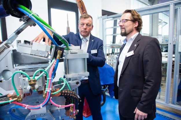 Auch die Technik kam nicht zu kurz. Bürgermeister Tobias Wilbrand lässt sich von Ralf Laber die servo-pneumatische Antriebstechnik am Beispiel einer Roboter-Schweißzange erklären. (Foto: SMC Deutschland GmbH)