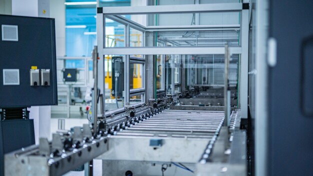 Die Automation, designed and made by LPW, besteht aus Volledelstahl und ist u. a. mit FFU-Transferstrecken ausgestattet. (Foto: LPW/Swacrit Systems) Die Automation, designed and made by LPW, besteht aus Volledelstahl und ist u. a. mit FFU-Transferstrecken ausgestattet. (Foto: LPW/Swacrit Systems)