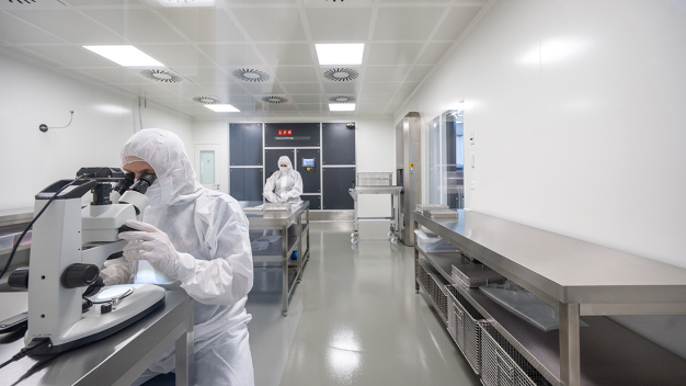 Der neue Reinraum wurde hinsichtlich Monitoring, Energieeffizienz und Performance in seinem Leistungsspektrum deutlich verbessert. (Foto: LPW) Der neue Reinraum wurde hinsichtlich Monitoring, Energieeffizienz und Performance in seinem Leistungsspektrum deutlich verbessert. (Foto: LPW)