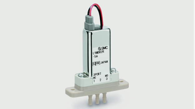 Die neu hinzugekommenen Flanschversionen LVM07/13 (im Bild links LVM07) sowie die Rohrversion LVM09 (rechts) der kompakten und direkt betätigten 2/2-, 3/2-Wege-Elektromagnetventile erweitern das Anwendungsprofil der zuverlässigen Serie LVM und bieten damit noch mehr Optionen für innovative Maschinendesigns. (Foto: SMC Deutschland GmbH)
