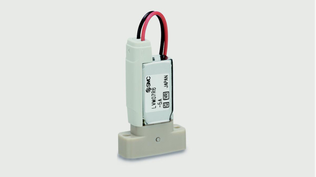 Die neu hinzugekommenen Flanschversionen LVM07/13 (im Bild links LVM07) sowie die Rohrversion LVM09 (rechts) der kompakten und direkt betätigten 2/2-, 3/2-Wege-Elektromagnetventile erweitern das Anwendungsprofil der zuverlässigen Serie LVM und bieten damit noch mehr Optionen für innovative Maschinendesigns. (Foto: SMC Deutschland GmbH)
