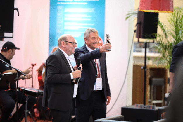 Ein Prosit auf gute Zusammenarbeit während der Moulding-Expo. Auf dem Standfest des VDWF besiegeln dessen Präsident Professor Thomas Seul und ISTMA-Präsident Bob Williams den Beitritt der deutschen Werkzeug- und Formenbauer zum internationalen Verband. Danach wurde bis spät gefeiert. 