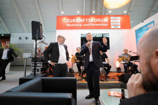 VDWF-Präsident Prof. Dr. Thomas Seul und ISTMA-Präsident Bob Williams auf dem VDWF-Standfest während der Moulding Expo. Hier wurde der Beitritt vor zahlreichen Gästen verkündet und danach bis spät gefeiert.