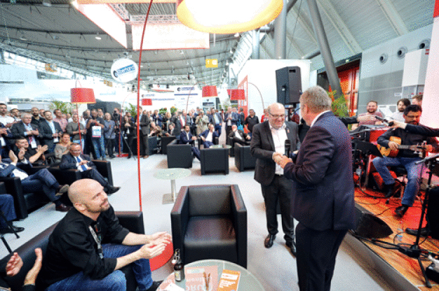 VDWF-Präsident Professor Thomas Seul und ISTMA-Präsident Bob Williams – Handshake auf der Moulding Expo. Hier wurde der Beitritt vor zahlreichen Gästen verkündet und danach bis spät gefeiert.