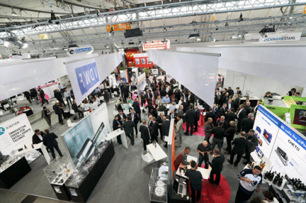 Das VDWF-Standfest auf der Moulding Expo aus der Vogelperspektive. Hier wurde der Beitritt vor zahlreichen Gästen verkündet und danach bis spät gefeiert.