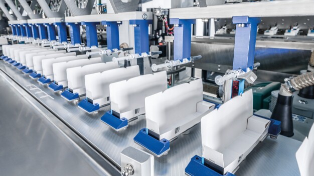 Roboter platzieren die Spritzen sorgsam, hier in aufgerichtete Einzelschachteln. (Foto: Gerhard Schubert GmbH)
