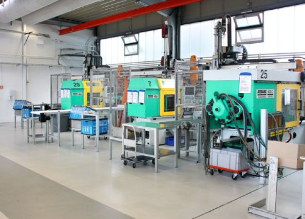 Die Komponenten der Stuhlentnahmeröhrchen werden auf Allroundern in einem Sauberraum produziert. (Foto: Maier + Partner) / The components of the stool sampling tubes are produced on Allrounders in a SaS2 clean room. (Photo: Maier + Partner)