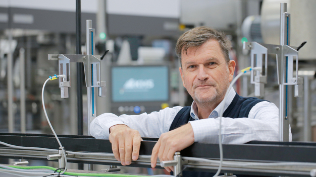 „Im Ergebnis sorgen die Neuerungen für eine kleine aseptische Zone und damit einen hohen Hygienestandard“, sagt Manfred Härtel, Product Manager Filling bei KHS. (Copyright: KHS GmbH) / “All told, these new features make for a small aseptic zone and thus a high standard of hygiene,” says Manfred Härtel, filling product manager at KHS. (Copyright: KHS GmbH)