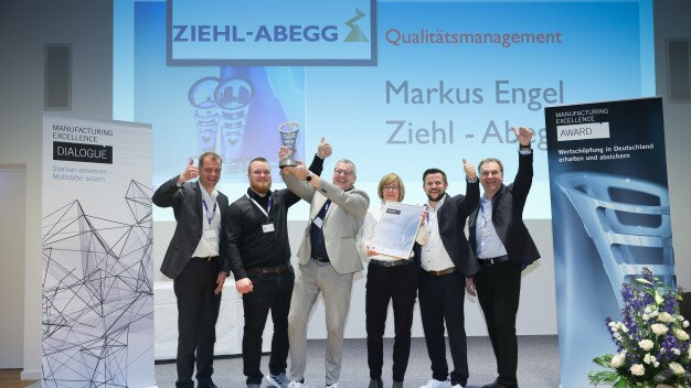 Joachim Ley (CEO, von links), Max Borek (Technologe Industrial Engineering), Marcus Engel (Leiter Werk Elektronik), Sandra Kallausch (Leitung Global Audits), Matthias Hofmann (Leiter Logistik Werk Elektronik) und Markus Frankenbach (Leiter Qualitätsmanagement Elektronik). (Fotohinweis: Marcus Krueger)