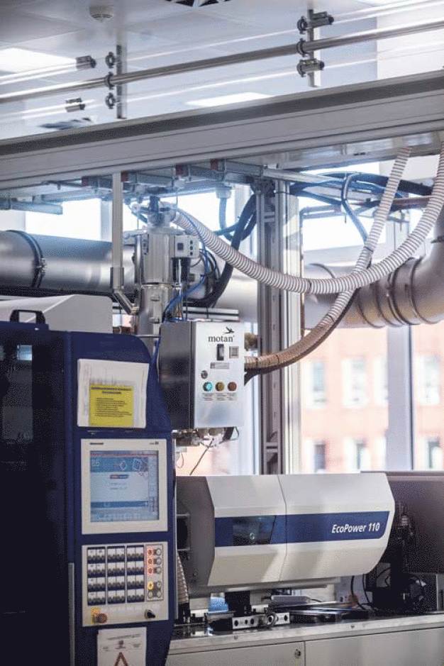 Jeder der Drucklufttrockner hat eine lokale Steuerung, die über Profibus mit der Zentralsteuerung kommuniziert. (Foto: motan-colortronic) / Every compressed air dryer has its own control unit, which communicates with the centralized control system through the Profibus'. (Photo: motan-colortronic)