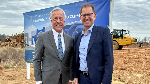 Bürgermeister James Allen Joines (Winston-Salem) und Firmenchef Dr. Marc Wucherer (Ziehl-Abegg). (Foto: Ziehl-Abegg) / (Photo: Ziehl-Abegg) 