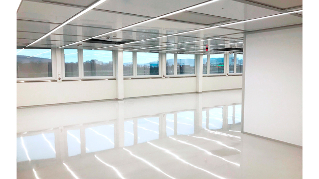 Der Reinraum kurz vor Fertigstellung. Die Fenster des Bestandbaus wurden abgedichtet und in den Reinraum integriert, um Platz zu gewinnen. Der Reinraum kurz vor Fertigstellung. Die Fenster des Bestandbaus wurden abgedichtet und in den Reinraum integriert, um Platz zu gewinnen.