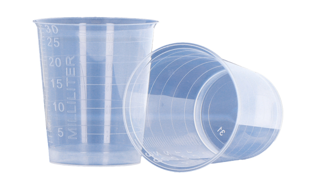 Hochpräzise gefertigt: 30 ml Medizinbecher aus der PAC-E 420t unter Einhaltung strengster Hygieneanforderungen. / Engineered with precision: 30 ml medical cups from the PAC-E 420t, meeting the highest hygiene standards.