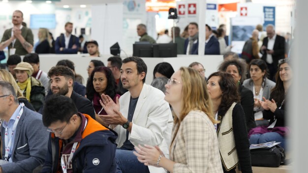 Die Final-Pitches der MEDICA Start-up COMPETITION zählen seit Jahren zu den besonders beliebten Programm-Highlights und sind stets gut besucht (© Constanze Tillmann/ Messe Düsseldorf). / The final pitches at MEDICA Start-up COMPETITION have been among the most popular program highlights for years and are always well attended (© Constanze Tillmann/ Messe Düsseldorf).  