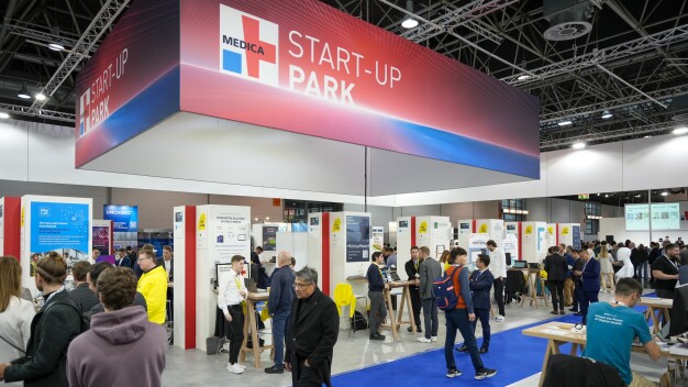 Der MEDICA START-UP PARK ist der Treffpunkt fürs Networking für und mit der kreativen Gründerszene (© Constanze Tillmann/ Messe Düsseldorf). / The MEDICA START-UP PARK is the meeting place for networking for and with the creative start-up scene (© Constanze Tillmann/ Messe Düsseldorf).