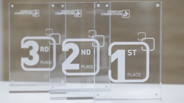 Die Trophäen der MEDICA Start-up COMPETITION sind stets heiß umkämpft (© Constanze Tillmann). / The MEDICA START-UP COMPETITION trophies are always hotly contested (© Constanze Tillmann).