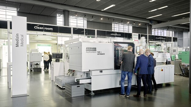 Auf der K 2025 produziert eine Fertigungszelle rund um einen elektrischen Allrounder 520 A Medizinprodukte mit dem Mehrwert funktionaler IML-Labels. (Foto: Arburg) / At K 2025, a production cell centred around an electric Allrounder 520 A produces medical products with the added value of functional IML labels. (Photo: Arburg)