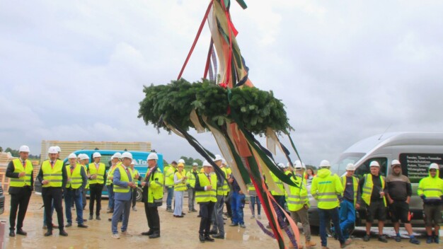 Mewa Meißenheim wächst: Am 03.07.2024 fand das Richtfest für eine neue Reinraumwäscherei statt. (Foto:Mewa/Fößel) Mewa Meißenheim wächst: Am 03.07.2024 fand das Richtfest für eine neue Reinraumwäscherei statt. (Foto:Mewa/Fößel)