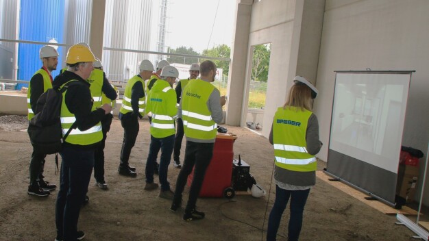 Blick in die nahe Zukunft: Die Gäste konnten per VR-Brille schon jetzt einen Rundgang durch den neuen Betrieb machen. (Foto:Mewa/Fößel) Blick in die nahe Zukunft: Die Gäste konnten per VR-Brille schon jetzt einen Rundgang durch den neuen Betrieb machen. (Foto:Mewa/Fößel)