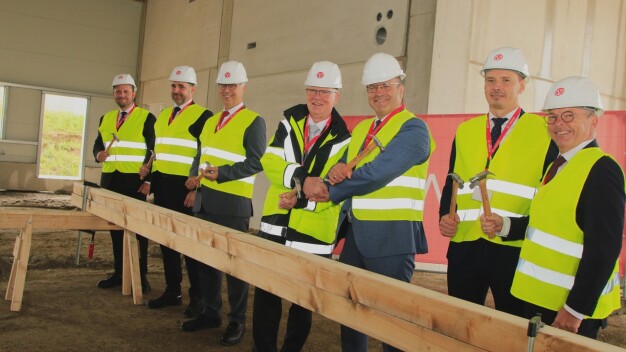 Schlugen den symbolischen letzten Nagel ein: Benjamin Kärst, Mewa Managing Director Sales, Dominik Niemeyer, kfm. Standortleiter Mewa Meißenheim, Reiner Heinrichs, Mewa Leitung Produktion Business Unit BKL Ulrich Schmidt, Mewa-Vorstand Produktion & Logistik, Alexander Schröder, Bürgermeister von Meißenheim, Anton Hardt, Werkleiter Mewa Meißenheim, Jens Nemsow, Mewa Leitung Profit Center National – v.l.n.r (Foto:Mewa/Fößel) Schlugen den symbolischen letzten Nagel ein: Benjamin Kärst, Mewa Managing Director Sales, Dominik Niemeyer, kfm. Standortleiter Mewa Meißenheim, Reiner Heinrichs, Mewa Leitung Produktion Business Unit BKL Ulrich Schmidt, Mewa-Vorstand Produktion & Logistik, Alexander Schröder, Bürgermeister von Meißenheim, Anton Hardt, Werkleiter Mewa Meißenheim, Jens Nemsow, Mewa Leitung Profit Center National – v.l.n.r (Foto:Mewa/Fößel)