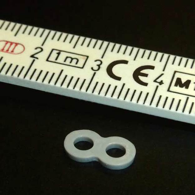 Mikro-Osteosyntheseplatte mit einem Teilegewicht von nur 0,078 g / Micro-Osteosynthesis plate with a part weight of only 0.078 g