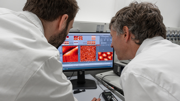 Als atomare Schichten ändern 2D-Materialien ihre Eigenschaften drastisch. © Nicole Nerger | Universität Jena / As atomic layers, 2D materials drastically change their properties. © Nicole Nerger | Universität Jena