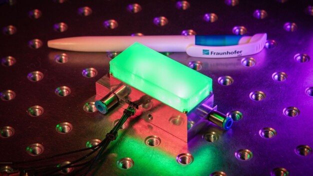 Das kompakt integrierte Quantenmagnetometer basiert auf Stickstoff-Fehlstellen (NV) in Diamant und bietet neue Anwendungsmöglichkeiten in der Biomedizin, Materialprüfung, Navigation und Geologie. © Fraunhofer IAF / The compact quantum magnetometer is based on nitrogen vacancies (NV) in diamond and offers new applications in biomedicine, materials testing, navigation and geology. © Fraunhofer IAF Das kompakt integrierte Quantenmagnetometer basiert auf Stickstoff-Fehlstellen (NV) in Diamant und bietet neue Anwendungsmöglichkeiten in der Biomedizin, Materialprüfung, Navigation und Geologie. © Fraunhofer IAF / The compact quantum magnetometer is based on nitrogen vacancies (NV) in diamond and offers new applications in biomedicine, materials testing, navigation and geology. © Fraunhofer IAF