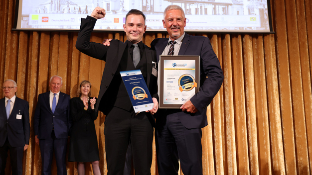 Am 26. Juni fand die Verleihung des Bayerischen Mittelstandspreises 2023 im Künstlerhaus in München statt. Robert Altmann, Geschäftsführer mit Sohn Maximilian Altmann von Altmann Fördertechnik, nahmen den Preis entgegen. (Foto: EWIF e.V./Alexander von Spreti, München)