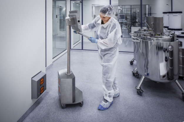 Abbildung 5: Induktives Laden ermöglicht einen Reinraum ohne Kabel. Das Gerät kann während des Ladevorgangs bedient werden. / Figure 5: Inductive charging eliminates the need for cables in a cleanroom. The device can be operated while it is being charged.