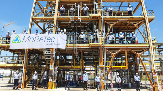 LyondellBasell entwickelt seine eigene chemische Recyclingtechnologie, MoReTec, in einer Pilotanlage in Ferrara, Italien. Mehrere andere Polymeranbieter in Europa folgen diesem Beispiel. (Foto, LyondellBasell) / LyondellBasell is developing its own chemical recycling technology, MoReTec, at a pilot plant in Ferrara, Italy. Several other polymer suppliers in Europe are following suit. (Photo, LyondellBasell) LyondellBasell entwickelt seine eigene chemische Recyclingtechnologie, MoReTec, in einer Pilotanlage in Ferrara, Italien. Mehrere andere Polymeranbieter in Europa folgen diesem Beispiel. (Foto, LyondellBasell) / LyondellBasell is developing its own chemical recycling technology, MoReTec, at a pilot plant in Ferrara, Italy. Several other polymer suppliers in Europe are following suit. (Photo, LyondellBasell)