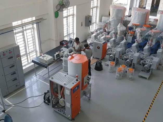 Einblick in die neue Produktionshalle der motan-colortronic Plastics Machinery India Private Limited. / A look at the new production floor of motan-colortronic Plastics Machinery India Private Limited.