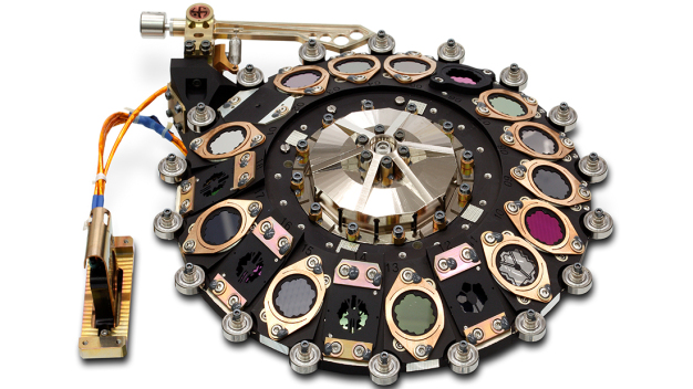 Bewegliche Hightech: Das Filterrad macht MIRI zu einem wissenschaftlichen Instrument. Mit Ausnahme der optischen Elemente hat das Max-Planck-Institut für Astronomie dieses Bauteil geplant, konstruiert, gebaut und getestet. Die 18 optischen Elemente enthalten Filter zur Eingrenzung des Wellenlängenbereichs, Koronografen zur Abdeckung heller Objekte sowie ein Prisma. © MPIA / The filter wheel makes MIRI a scientific instrument. With the exception of the optical elements, the MPIA has planned, designed, built and tested the filter wheel. The 18 optical elements include filters to narrow the wavelength range, coronographs to cover bright objects and a prism. © MPIA 