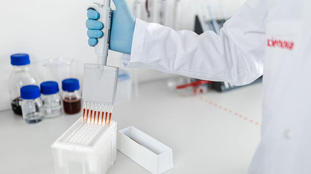Durch die hohe Probenanzahl in einem großen Pufferreservoir und die Möglichkeit des unkomplizierten Pufferwechsels gewährleistet die Xpress Dialysis Box eine hohe Dialyseeffizienz bei minimalem Aufwand. (Quelle: Andreas Balg) / Due to the high number of samples in a large buffer reservoir and the possibility of easy buffer exchange, the Xpress Dialysis Box ensures high dialysis efficiency with minimal effort. (Source: Andreas Balg)