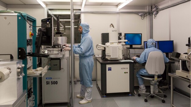 Plasma deposition system in the cleanroom of the Nanophotonics Center at TU Berlin.
