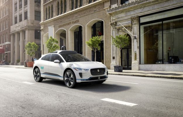 Ein autonomes Fahrzeug des Technologieentwicklers Waymo fährt auf den Straßen San Franciscos. Vollautonome Fahrzeuge könnten schon 2030 auf vielen Straßen in den USA zu sehen sein. (Bildnachweis: Waymo) / An autonomous vehicle operated by technology developer Waymo moves along a street in San Francisco. Fully autonomous vehicles could be a feature on many U.S. roads by 2030. (Credit: Waymo) 