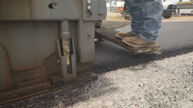 Dow pflasterte im Februar zwei Straßen auf seinem Fabrikgelände in Texas mit einem Gemisch aus einem speziellen Asphaltmodifiziermittel und LLDPE-Abfällen. Dies könnte sich zu einem viel genutzten Verfahren für das Recycling von Verbraucherabfällen entwickeln. (Bildnachweis: Dow) / Dow paved two roads at its Texas plant in February with a special asphalt modifier that included LLDPE scrap. The process could become a major recycling option for consumer waste. (Credit: Dow) 