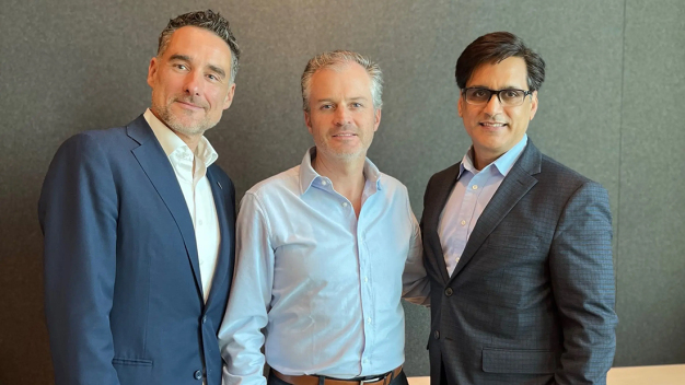 Freuen sich auf die neue Zusammenarbeit (v. l. n. r.): Renzo Davatz (CEO Netstal), José Lelo de Larrea (Managing Director Netstal Mexico) und Nadeem Amin (President Netstal Americas) / Looking forward to the new cooperation (from left to right): Renzo Davatz (CEO Netstal), José Lelo de Larrea (Managing Director Netstal Mexico) and Nadeem Amin (President Netstal Americas) Freuen sich auf die neue Zusammenarbeit (v. l. n. r.): Renzo Davatz (CEO Netstal), José Lelo de Larrea (Managing Director Netstal Mexico) und Nadeem Amin (President Netstal Americas) / Looking forward to the new cooperation (from left to right): Renzo Davatz (CEO Netstal), José Lelo de Larrea (Managing Director Netstal Mexico) and Nadeem Amin (President Netstal Americas)