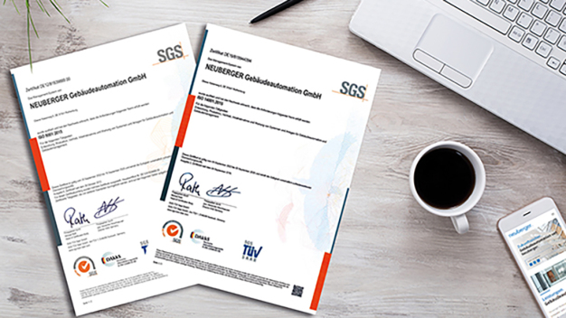 Die beiden Zertifikate bescheinigen Neuberger die erfolgreiche Re-Zertifizierung der Managementsysteme nach DIN EN ISO 9001 und DIN EN ISO 14001. (Bild: Neuberger Gebäudeautomation GmbH)