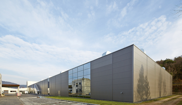Die neue Produktionshalle der Firma BRAND. Gebäudemaße 100 m x 42,7 m, Höhe ohne Aufbauten 9,1 m 
ca. 4.200 m2 neue Produktionsfläche, davon über 3.200 m2  Reinraum 
