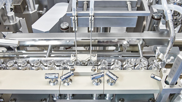 Aseptische Abfüllung eines Wirkstoffes in Vials bei Vetter. (Bildquelle: Vetter Pharma International GmbH) / (Photo: Vetter Pharma International GmbH)