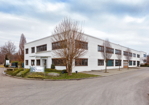 Der neue Standort der bc-technology GmbH in Frickenhausen besitzt eine Nutzfläche von 2.360 m2. Im Zuge einer Grundsanierung wurden hierbei Klimatechnik, Druckluftanlage und die komplette Elektroinstallation samt Netzverkabelung erneuert. (Quelle: bc-technology GmbH)