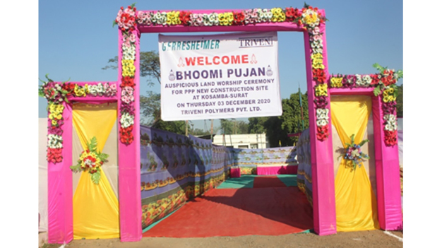 Der farbenprächtige Eingangsbereich zum Bhoomi Pujan, so heißt die Landanbetung auf Indisch. / Colorful entrance area to the Bhoomi Pujan, as the country worship is called in Indian.