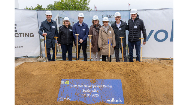 Von links nach rechts: Johannes Swodenk (Partner Vollack GmbH & Co. KG), Anke Fischer (CFO Fette Compacting), Dr. Marten Klukkert (CCO Fette Compacting), Franziska Eichel (Gesellschafterin LMT Group), Angelika Bengel (Gesellschafterin LMT Group), Joachim Dittrich (CEO Fette Compacting), Norbert Lütjens (Bürgermeister Stadt Schwarzenbek) / From left to right: Johannes Swodenk (Partner, Vollack GmbH & Co. KG), Anke Fischer (CFO, Fette Compacting), Dr. Marten Klukkert (CCO, Fette Compacting), Franziska Eichel (Shareholder, LMT Group), Angelika Bengel (Shareholder, LMT Group), Joachim Dittrich (CEO, Fette Compacting), Norbert Lütjens (Mayor, City of Schwarzenbek)