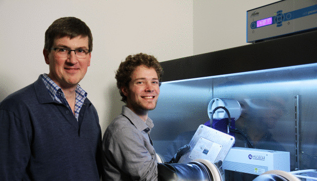 Professor Oesterschulze (links) und sein Doktorand Alexander Hein. (Foto: Thomas Koziel)