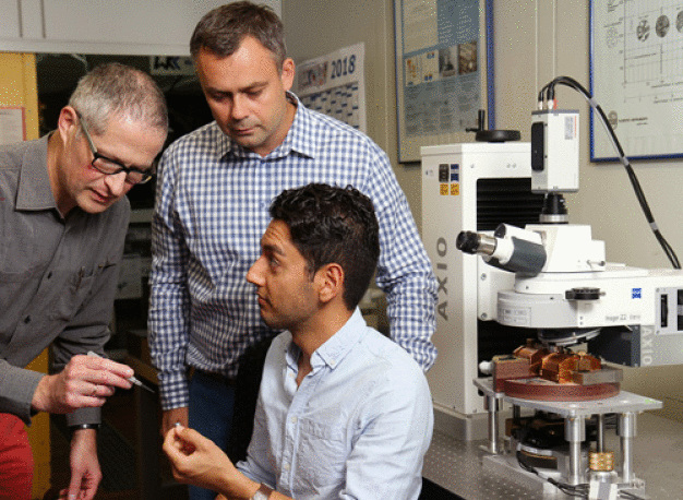 Die Kaiserslauterer Ingenieure Professor Tilmann Beck (li.), Doktorand Shayan Deldar (vorne im Bild) und Dr. Marek Smaga haben das Verfahren gemeinsam mit Mainzer Kollegen entwickelt. (Foto: TUK/Koziel)