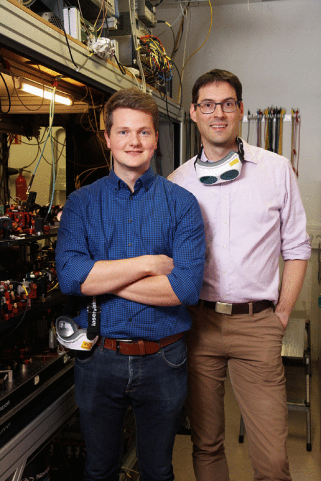 Die beiden Physiker Professor Dr. Artur Widera (rechts) und sein Doktorand Felix Schmidt erforschen ... (Foto: TUK/Koziel)