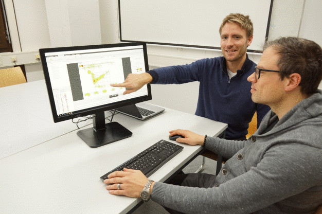 Juniorprofessor Dr. Pascal Klein (li.) erforscht das Lernverhalten mithilfe der Eye-Tracker-Technik. Neben ihm im Bild zu sehen ist Sebastian Becker, Doktorand der Physik-Didaktik AG. (Foto: Yvonne Müller)