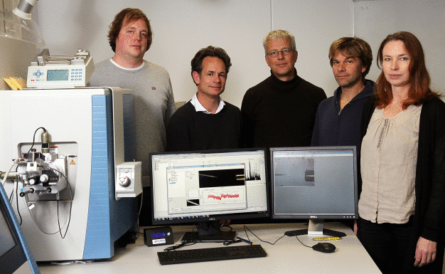 Sie arbeiten mit dem neuen Großgerät (von links nach rechts): Jun.-Prof. Dr. Timo Mühlhaus, Dr. Markus Räschle, Prof. Dr. Michael Schroda, Dr. Frederik Sommer und Prof. Dr. Zuzana Storchová. (Foto: Koziel/TUK)