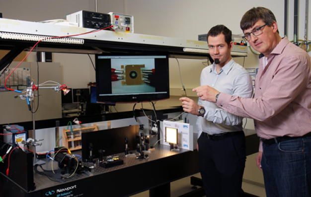 Professor Dr. Egbert Oesterschulze (re.) und sein Doktorand Carsten Kortz haben den neuen Filter mit Partnern entwickelt. (Foto: Koziel/TUK)